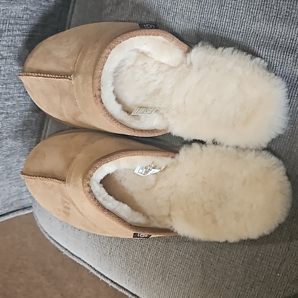 Uggs men size 8 new. Women who wear 91/2 can fit.